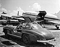 Mercedes-Benz Typ 300 SL (W 198 I). Der erste auf dem Luftweg beförderte Mercedes-Benz Typ 300 SL trifft im Jahr 1956 aus Panama auf dem Flughafen Aurora in Guatemala ein.